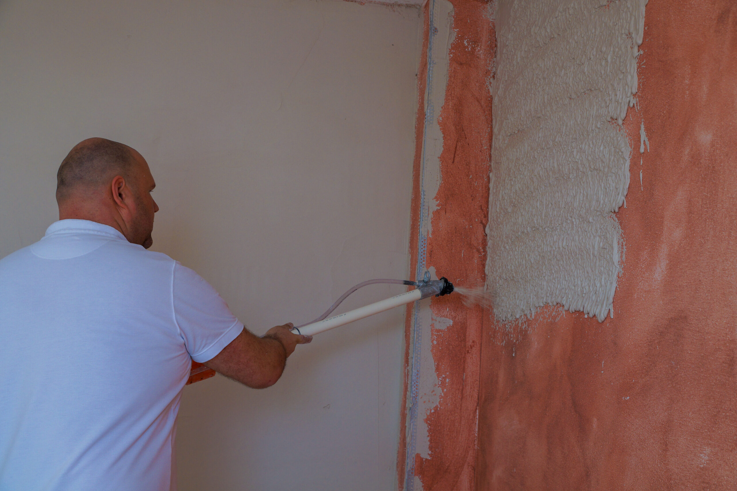 Voor bewerkte muur stucen